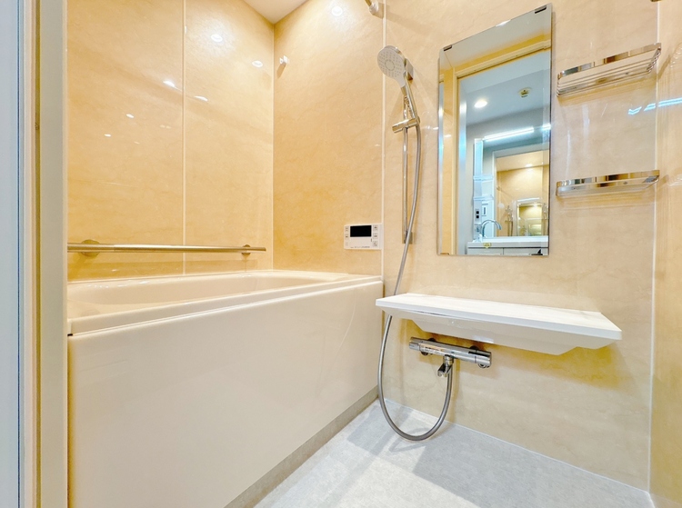 風呂 一日の疲れを癒すバスルームは、心地よいリラックスを叶える清潔感溢れる空間です。