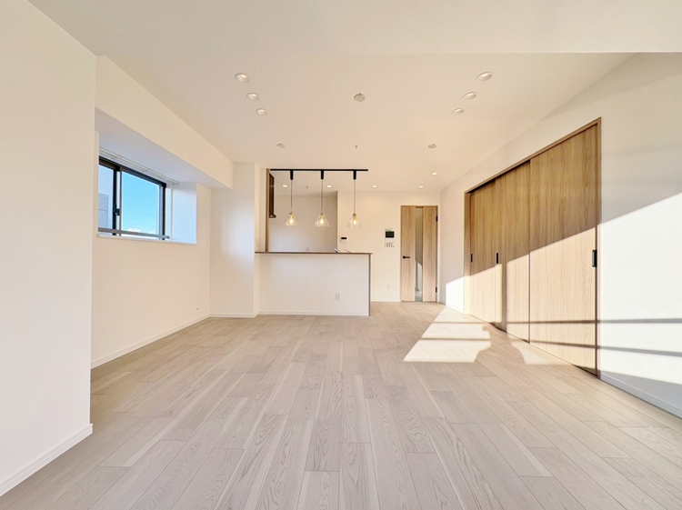 居間 忙しく過ぎゆく日常を置き去るほど、ゆったりした時間が流れるリビング。