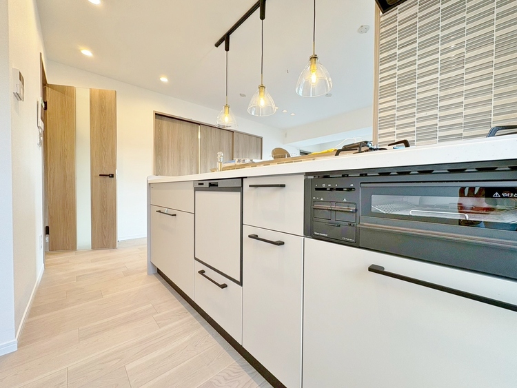 キッチン スマートな意匠と充実の機能を備えたキッチンが、暮らしにおいしい彩りを添えます。