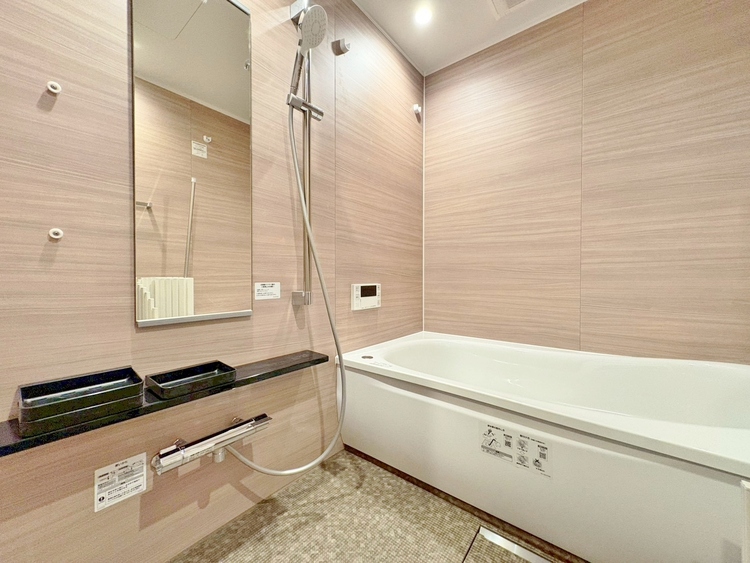 風呂 一日の疲れを癒すバスルームは、心地よいリラックスを叶える清潔感溢れる空間です。