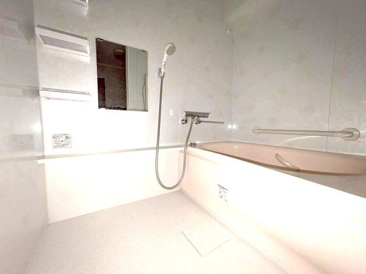 風呂 一日の疲れを癒すバスルームは、心地よいリラックスを叶える清潔感溢れる空間です。