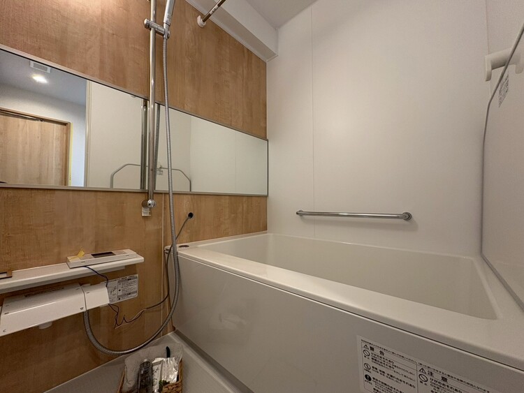 風呂 一日の疲れを癒すバスルームは、心地よいリラックスを叶える清潔感溢れる空間です。