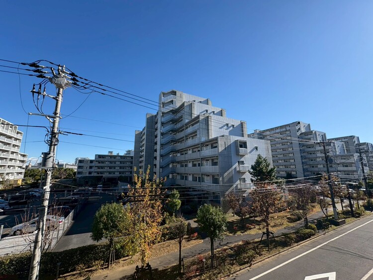 バルコニー 窓を開けると広がる青空。心をリフレッシュして日々を過ごしていきましょう。