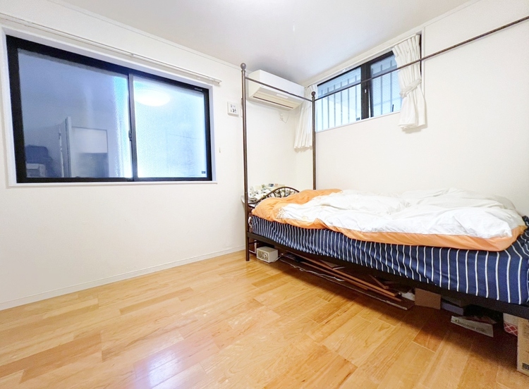 寝室 ベッドも十分に設置するスペースがあります。