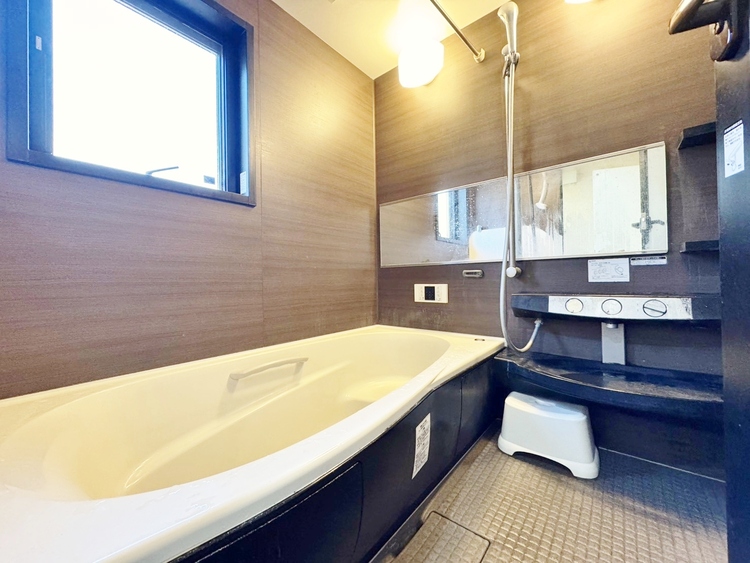 風呂 一日の疲れを癒すバスルームは、心地よいリラックスを叶える清潔感溢れる空間です。