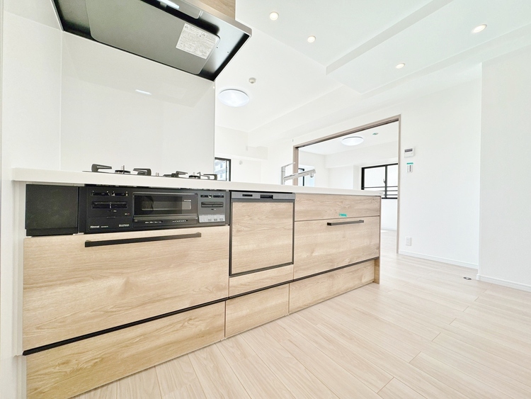 キッチン スマートな意匠と充実の機能を備えたキッチンが、暮らしにおいしい彩りを添えます。