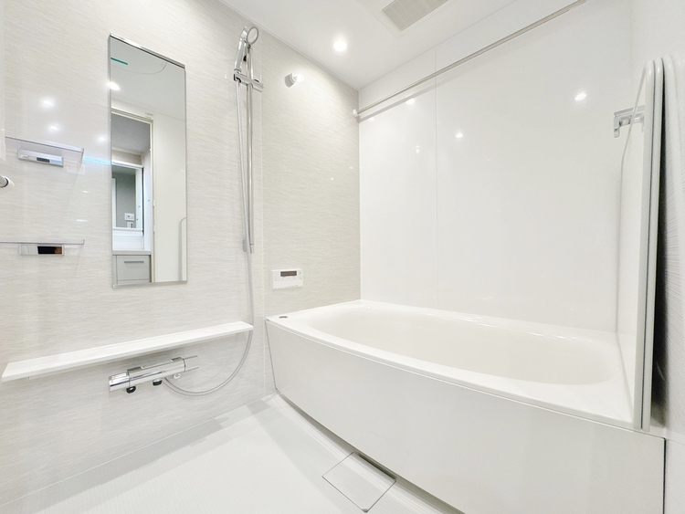 風呂 一日の疲れを癒すバスルームは、心地よいリラックスを叶える清潔感溢れる空間です。