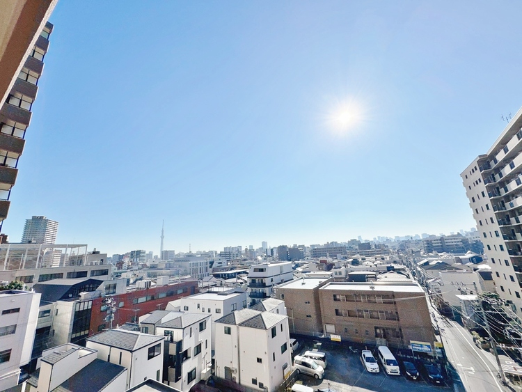 バルコニー 窓を開けると広がる青空。心をリフレッシュして日々を過ごしていきましょう。