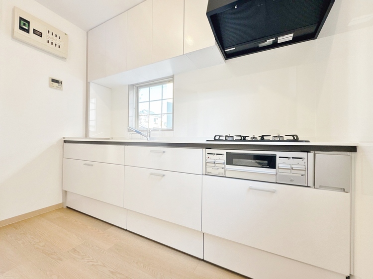 キッチン スマートな意匠と充実の機能を備えたキッチンが、暮らしにおいしい彩りを添えます。