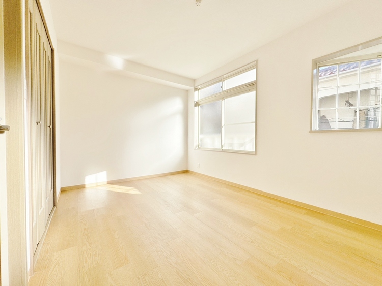 寝室 ベッドも十分に設置するスペースがあります。