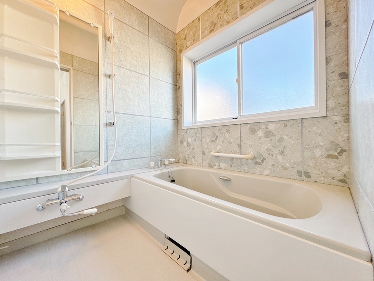 風呂 一日の疲れを癒すバスルームは、心地よいリラックスを叶える清潔感溢れる空間です。