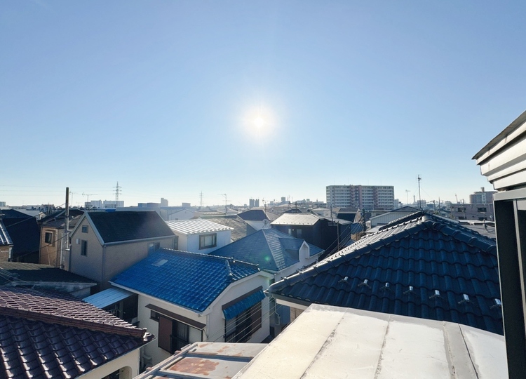 バルコニー 窓を開けると広がる青空。心をリフレッシュして日々を過ごしていきましょう。