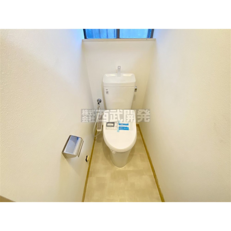 トイレ トイレについた小窓は換気に役立ちます。その他暗くなりがちな空間も明るくなりますよ。