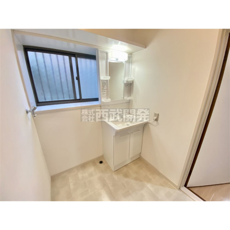 洗面 大きな鏡が付いた洗面化粧台です。