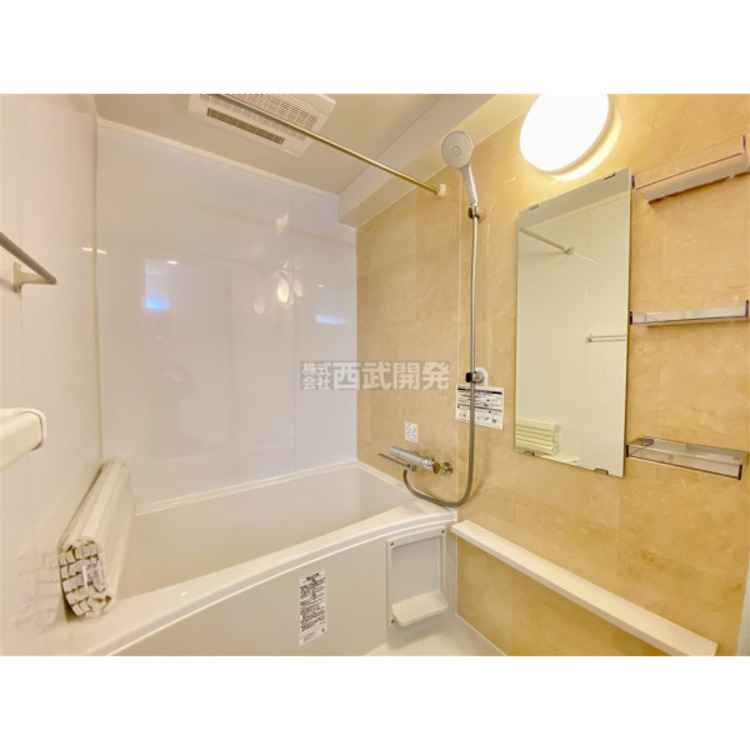 風呂 換気乾燥機付きの浴室は、雨の日でも洗濯物ができるのでとても便利です。梅雨の時期でもこれで安心ですね。