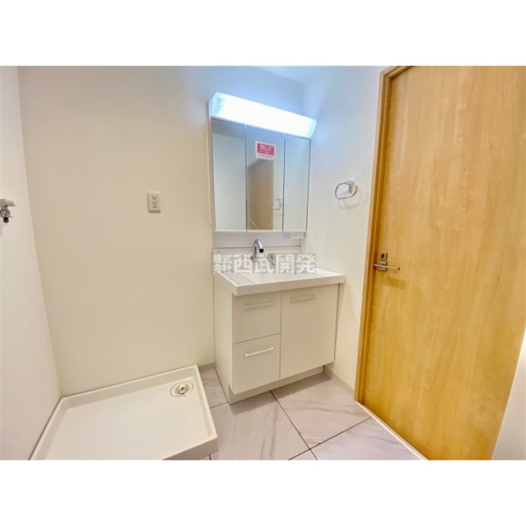 洗面 収納力と機能性に優れた三面鏡洗面化粧台です。鏡の裏は収納スペースになっていますので、すっきり清潔に保てます。