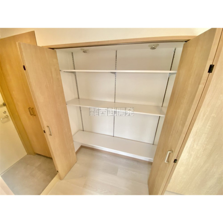 収納 廊下には収納がございます。