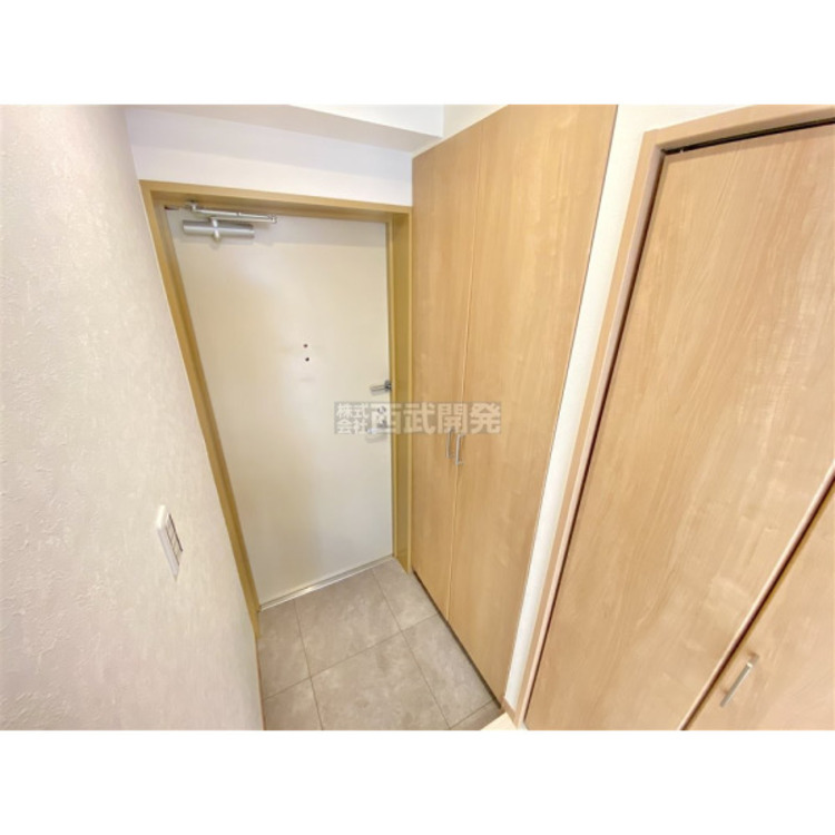 玄関 大きなシューズボックス。中の棚板は可動式なのでブーツや長靴なども楽々収納できます。