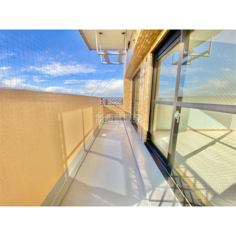 バルコニー ダブルバルコニーで見晴らしの良いマンションです。