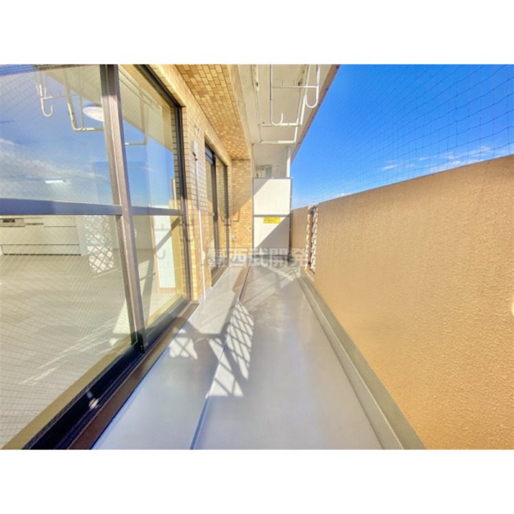 バルコニー 太陽の光が射し込むバルコニーは、洗濯物を干すのが楽しくなりますね。