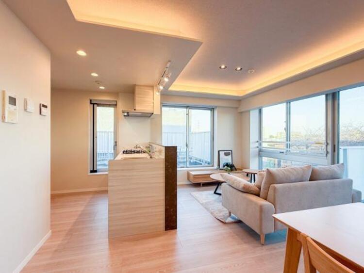 居間 【家具付】家族の暮らしを足元からポカポカと暖めてくれる床暖房。エアコンとは異なり、お部屋そのものが暖まるような感覚です。身体だけではなく、ご家族の心まで温めてくれる設備です。