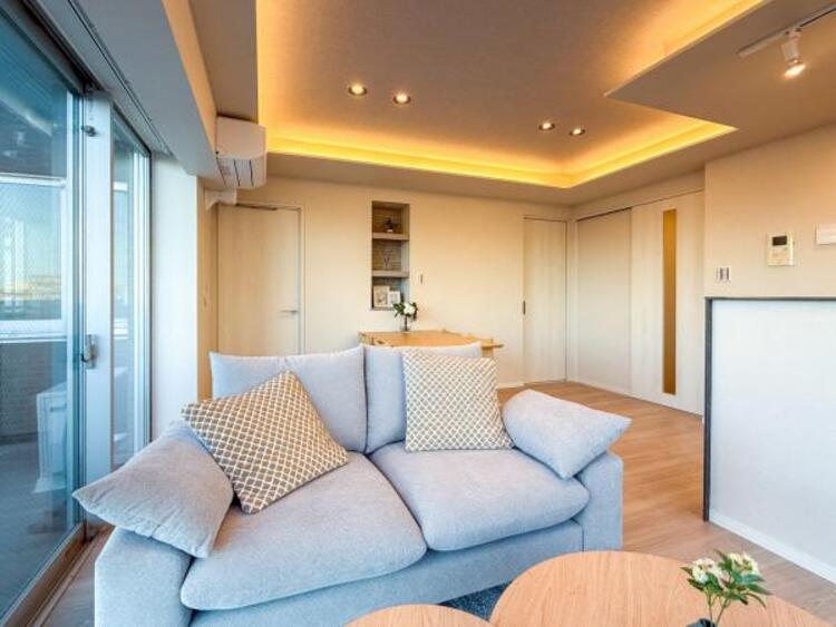 居間 【家具付】光と風があふれる開放的なリビングダイニングには自然と家族みんなが集まってきます。