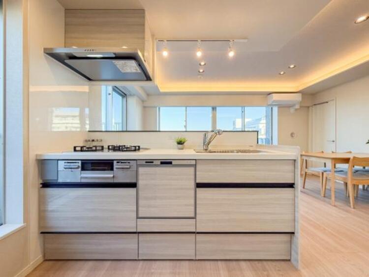 キッチン リビング全体が見渡せる対面式システムキッチン。