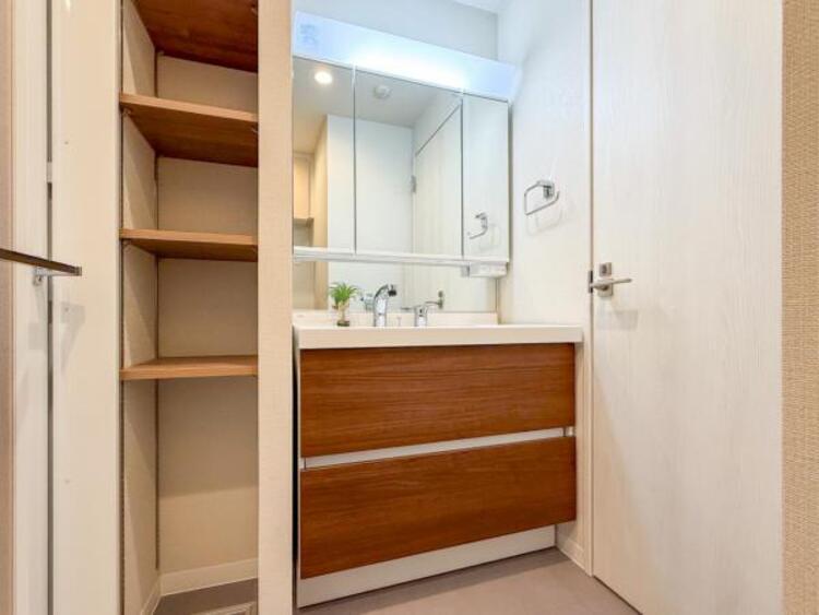 洗面 三面鏡の付いた洗面化粧台は、鏡面裏側にも機能的な収納を配置。普段使いの洗面小物やスキンケア用品などが衛生的に保管できます。