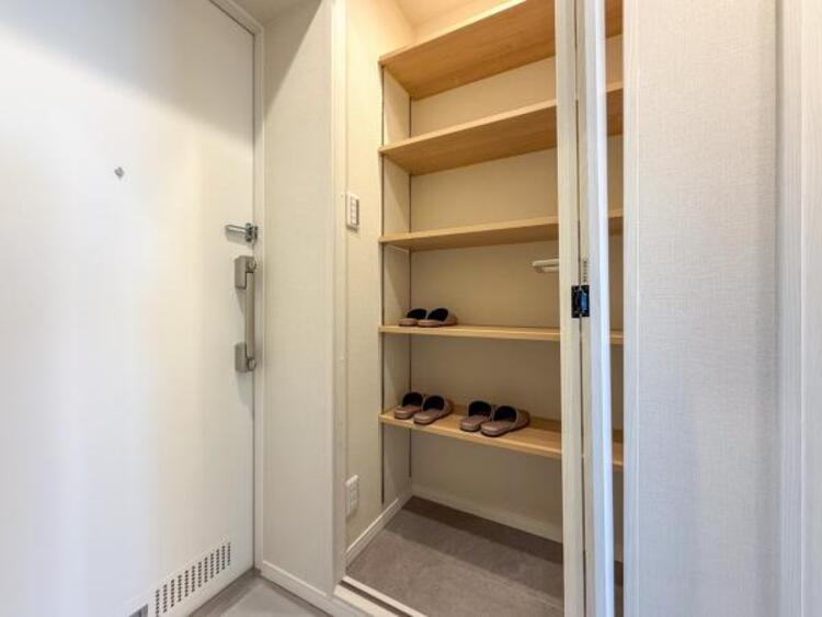 収納 収納スペースを広く設けていますので、たくさんある靴もすべて収納していただけます。