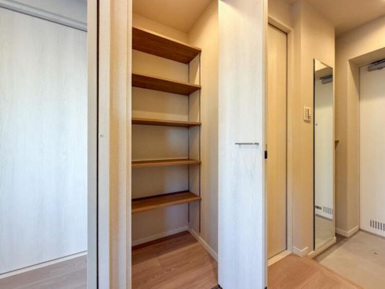 収納 廊下にある収納スペース。空間を効率的に利用し、一日の始まりと終わりを美しく演出します。