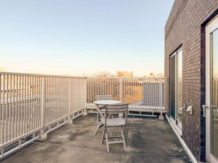 バルコニー 広々したルーフバルコニーです。お子様のプール遊び、趣味のガーデニングなど多彩に活用できます。