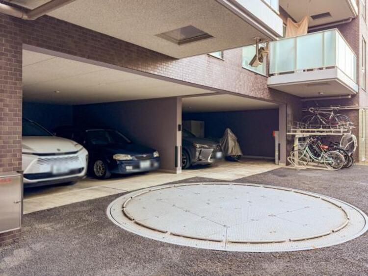 駐車場 敷地内に設けられた駐車スペース。