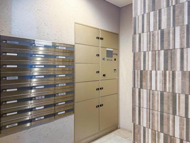 その他 エントランスに備え付けの郵便受けと宅配ボックスです。