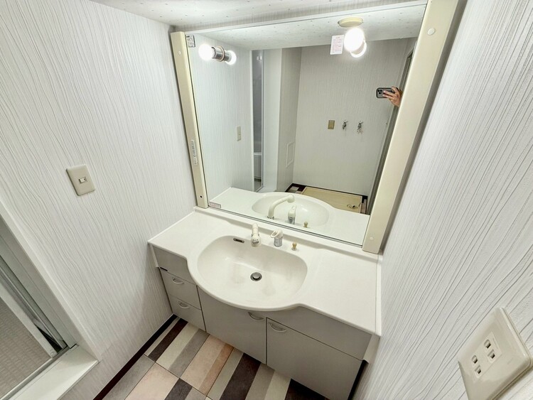 その他 清潔感を感じられる洗面化粧台。