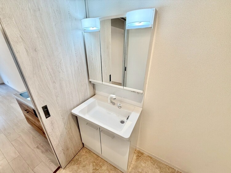 その他 清潔感を感じられる洗面化粧台。