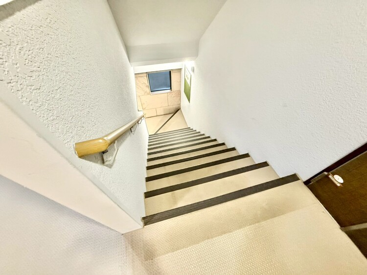 その他 共用部の階段です。明るく清潔に管理されています。
