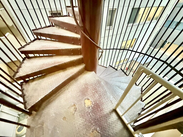 その他 共用部の階段です。明るく清潔に管理されています。