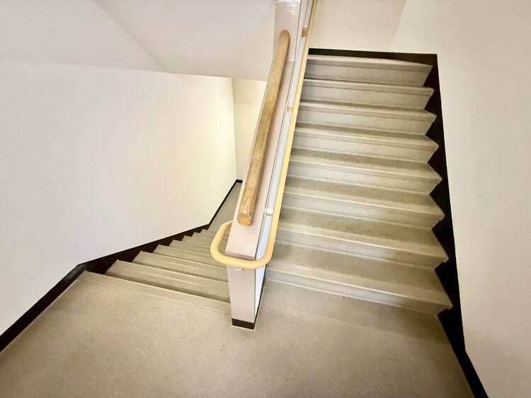 その他 共用部の階段です。明るく清潔に管理されています。