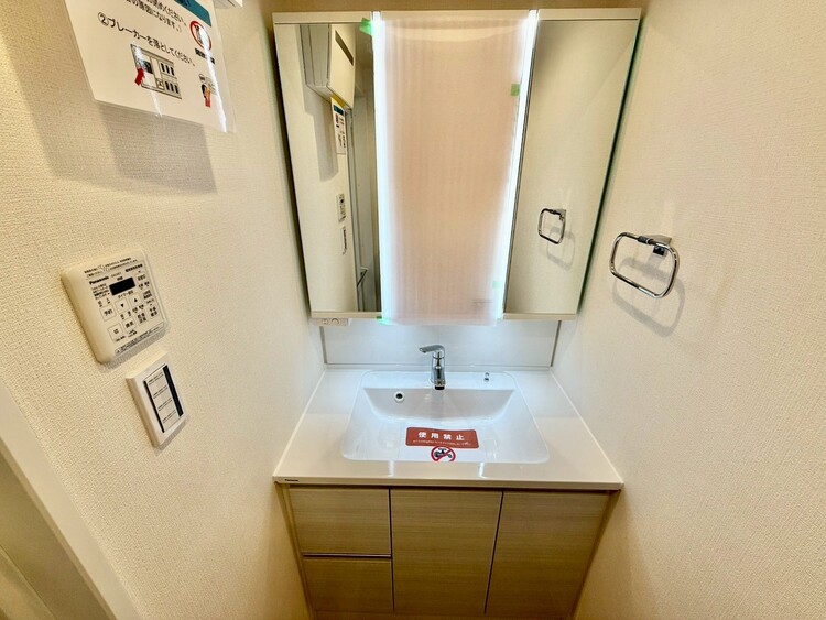 その他 清潔感を感じられる洗面化粧台。