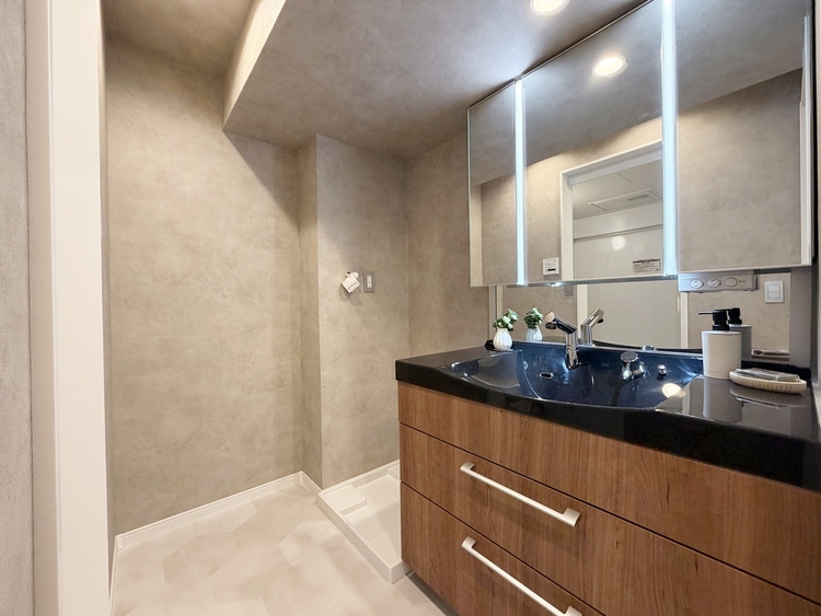 その他 十分な広さの脱衣所。