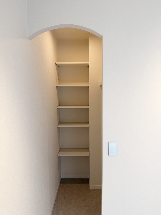 その他 収納スペースが付いていて、お部屋を広く使っていただけます。