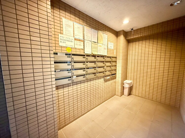 その他 共用部の階段です。明るく清潔に管理されています。