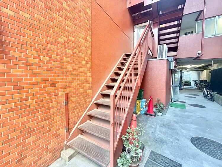 その他 共用部の階段です。明るく清潔に管理されています。