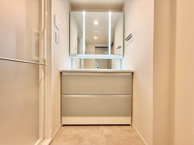 その他 清潔感を感じられる洗面化粧台。