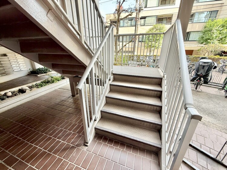 その他 共用部の階段です。明るく清潔に管理されています。