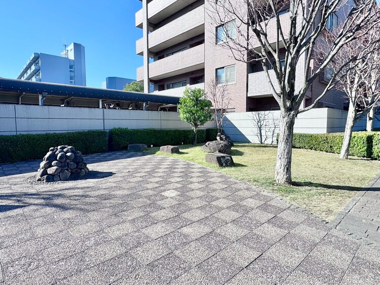 その他 マンションの敷地内には、中庭もございます。