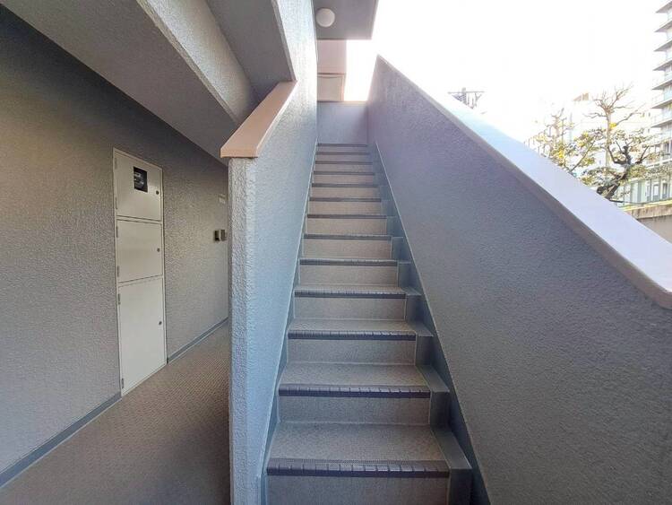 その他 共用部の階段です。明るく清潔に管理されています。