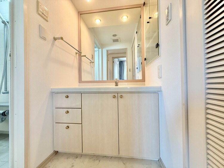 その他 清潔感を感じられる洗面化粧台。