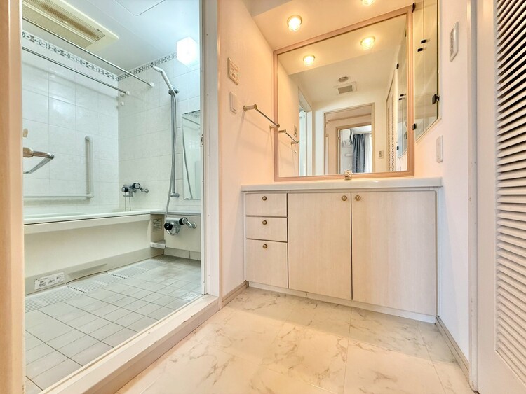 その他 十分な広さの脱衣所。