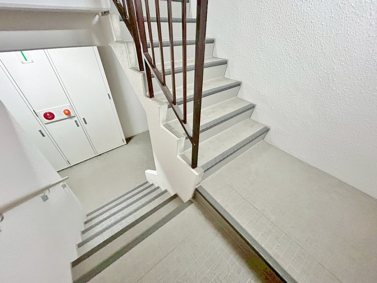 その他 共用部の階段です。明るく清潔に管理されています。